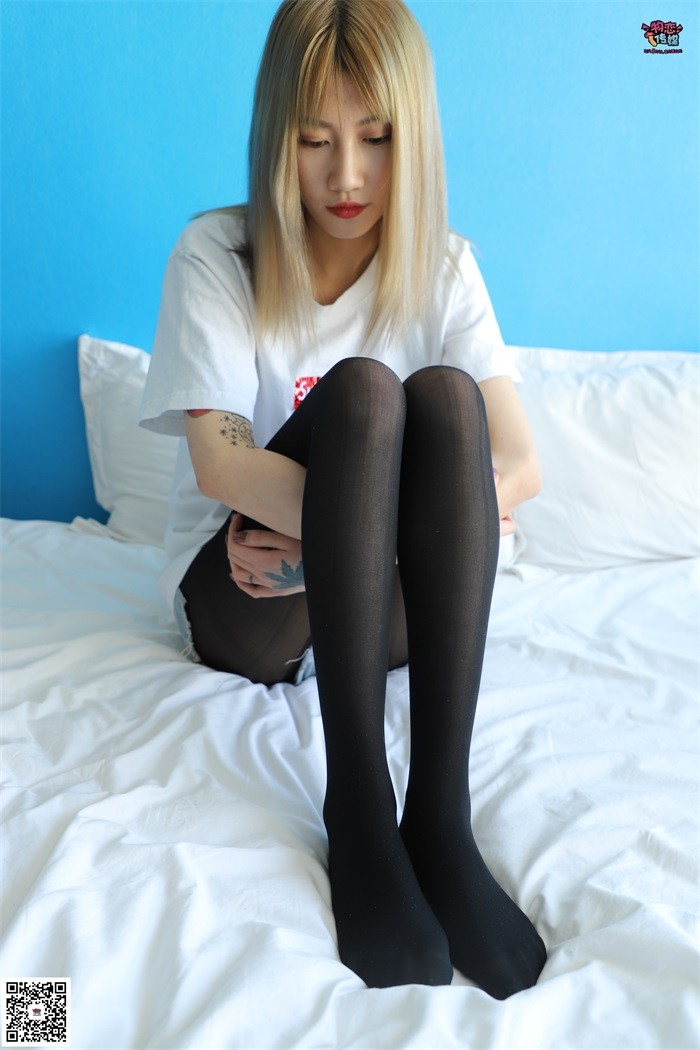 勿恋传媒#No.002 酷酷的18岁黑丝少女 演绎黑丝与白长筒袜的碰撞 [176P/2.10GB]插图1